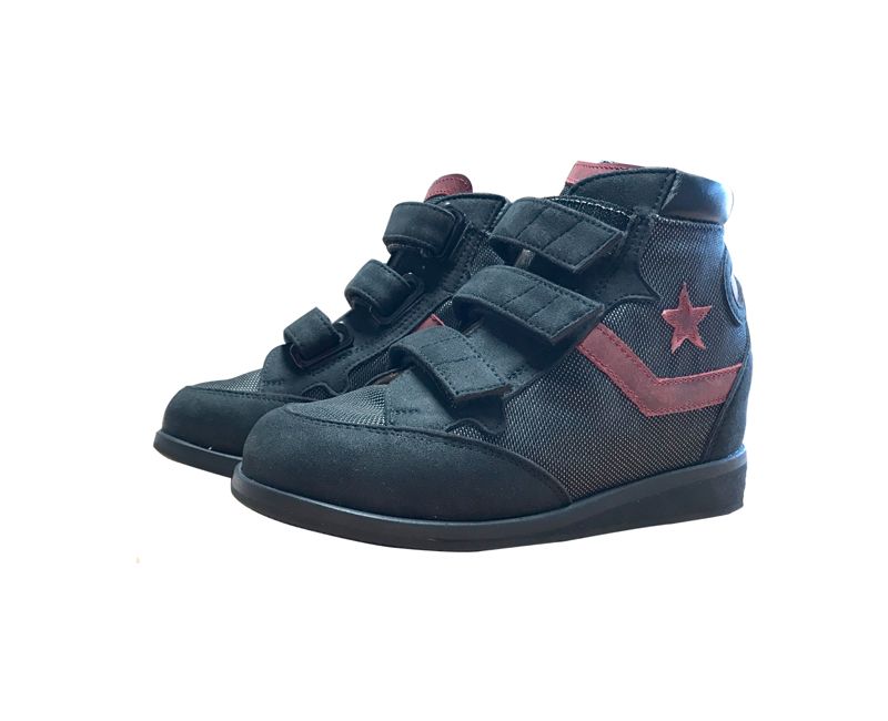 Paire de baskets montantes bleu marine avec des détails roses et un logo en forme d'étoile, présentées sur fond blanc.
