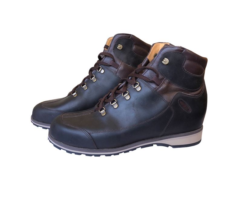 Paire de bottes de randonnée bleu marine foncé avec bordure beige et semelles blanches sur fond blanc