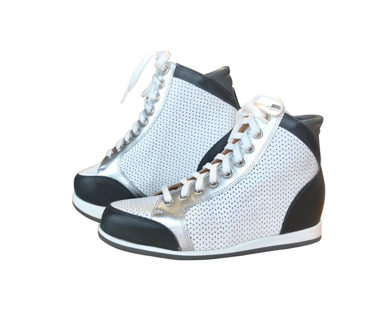 Paire de baskets montantes blanches avec bordures et lacets noirs sur fond blanc