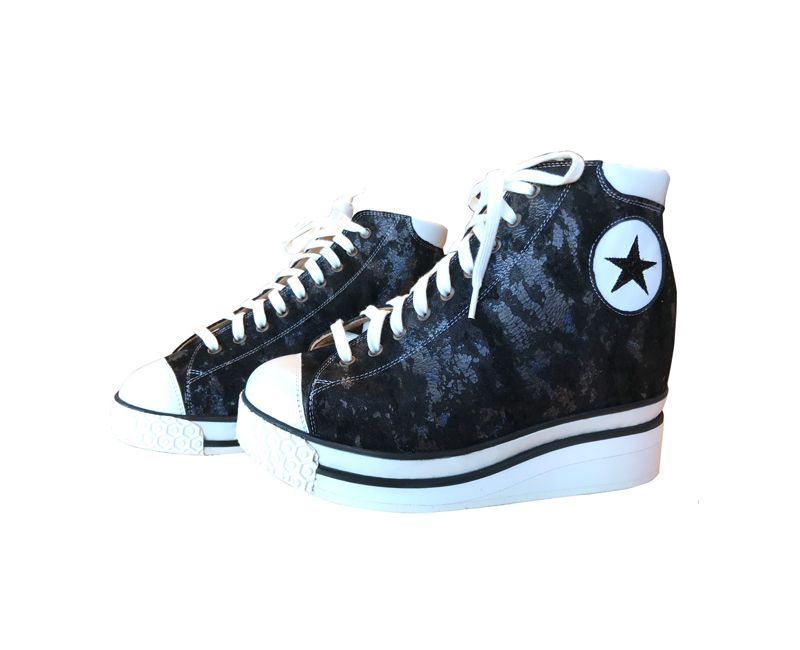 Baskets montantes noires à lacets blancs et empiècements étoiles aux chevilles sur fond blanc