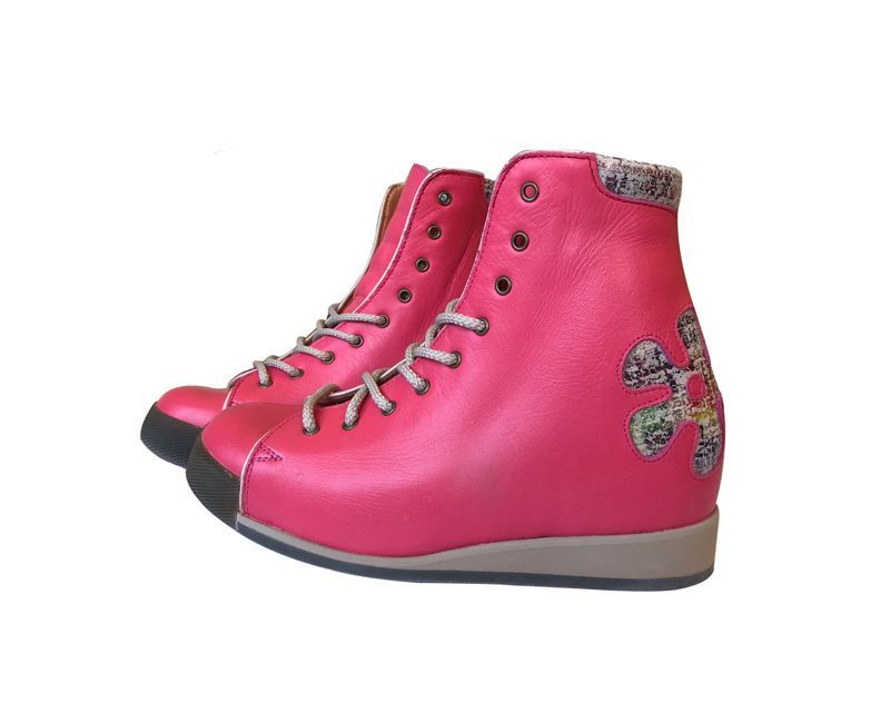 Paire de baskets montantes roses à motifs floraux sur fond blanc