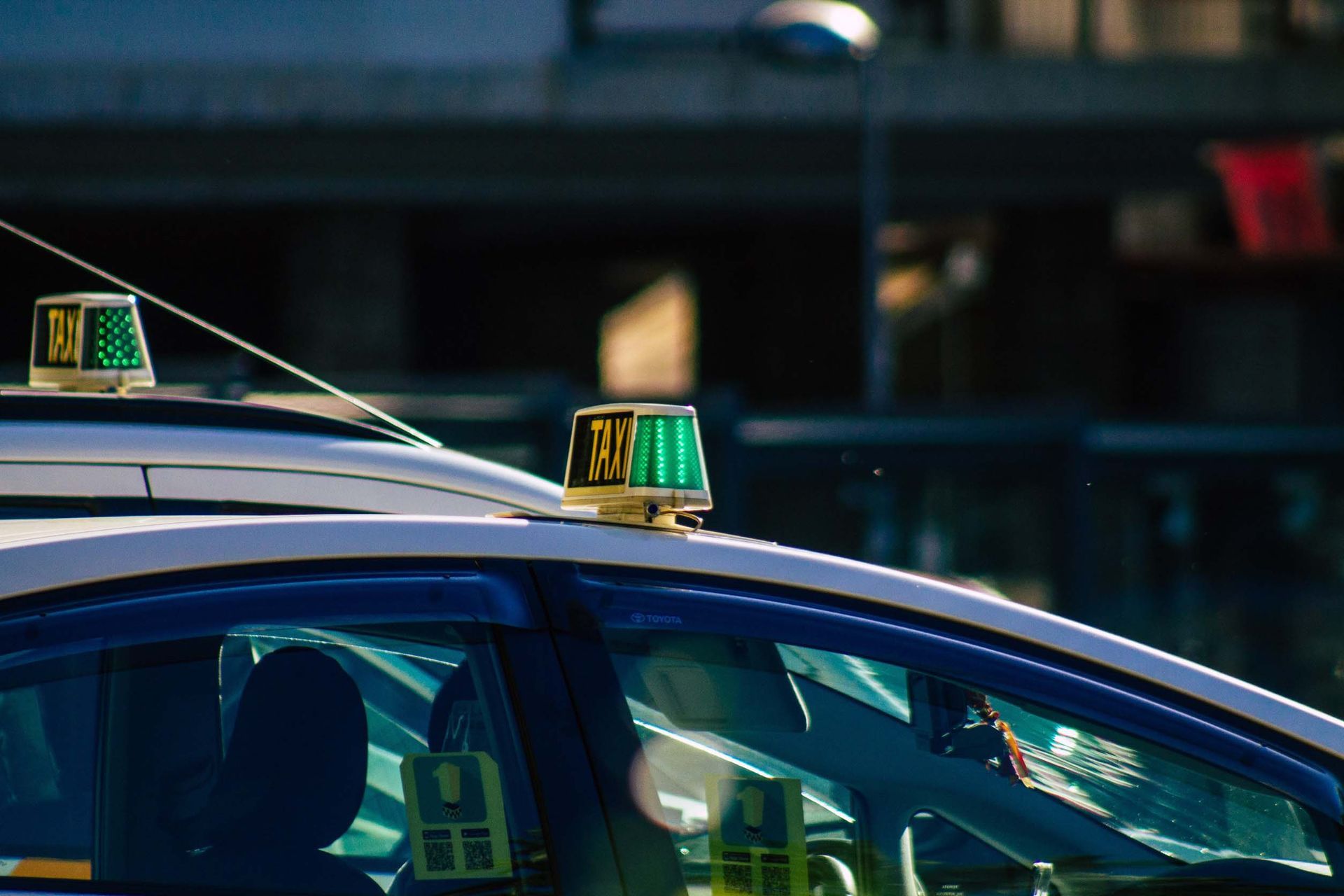 Un taxi con una luz verde encima.