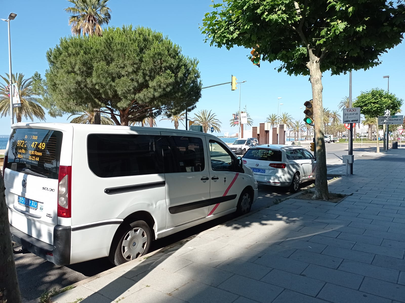 Una camioneta blanca está estacionada al costado de la carretera