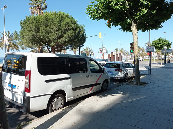 Una camioneta blanca está estacionada al costado de la carretera