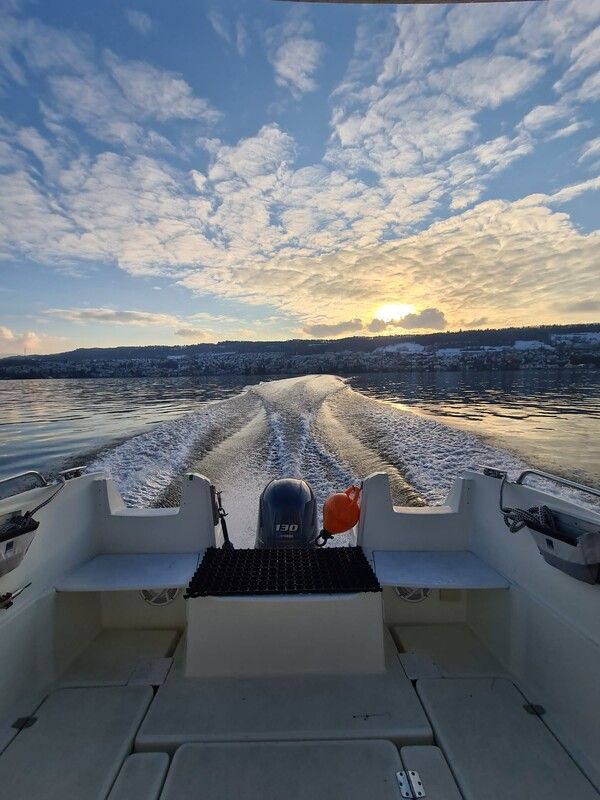 Motorboot von hinten