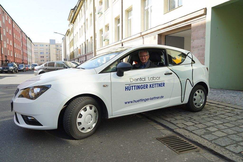 Zahntechniker mit Modellgebiss