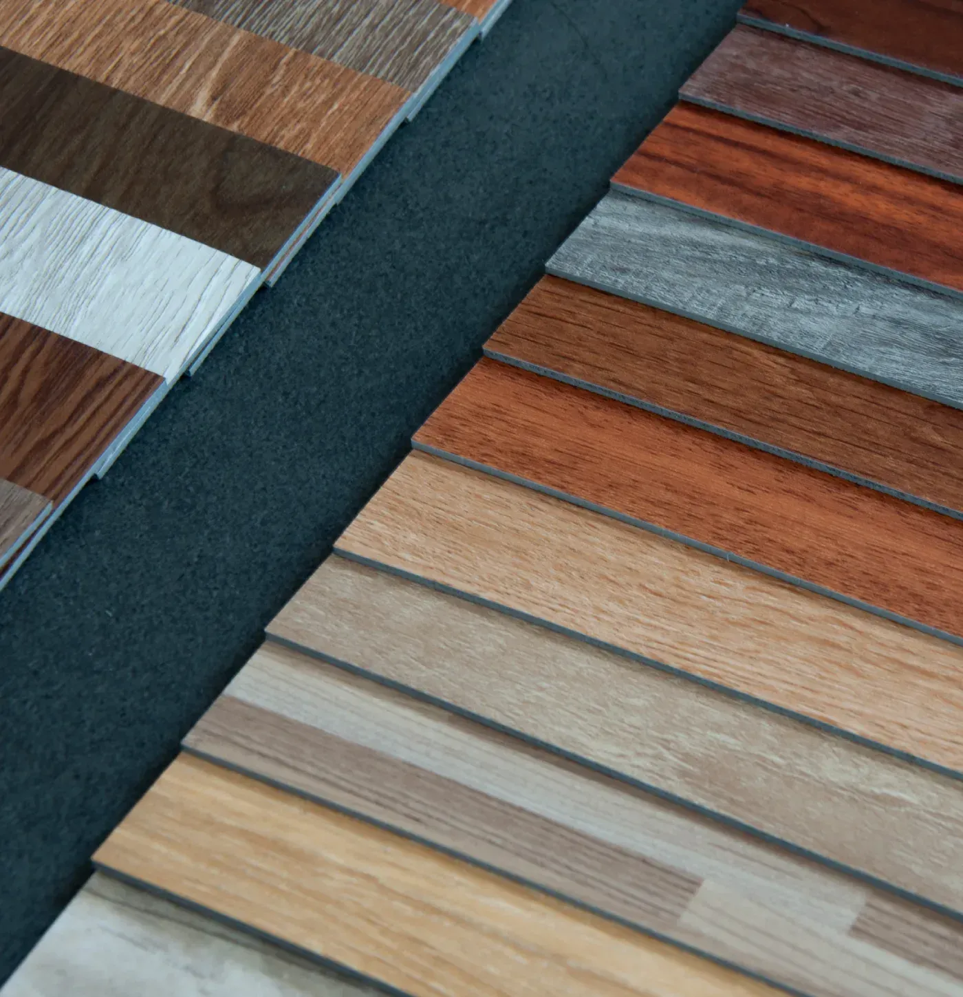 Una selección de muestras de pisos con apariencia de madera en varios tonos