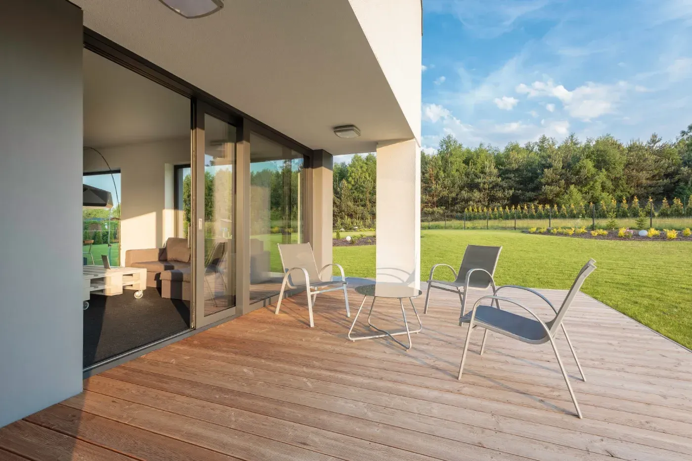 Tarima exterior en jard&iacute;n junto a zona de piscina