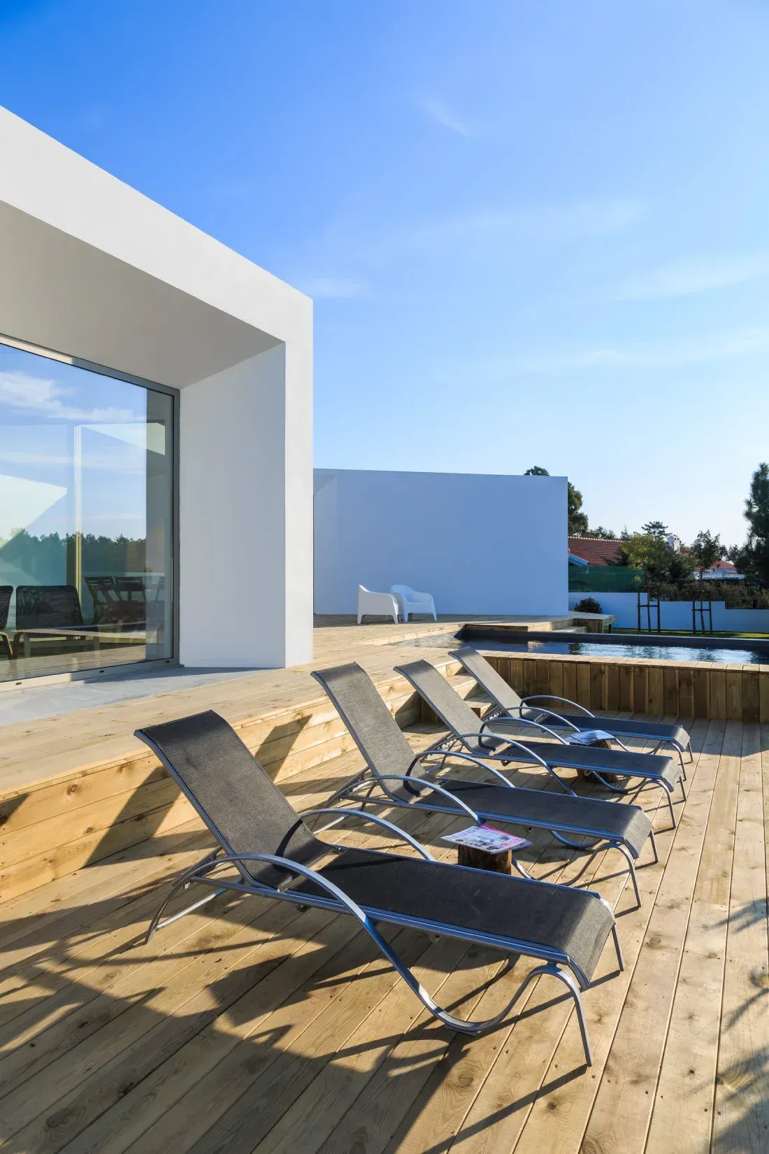 Detalle de lamas de tarima exterior con acabado resistente