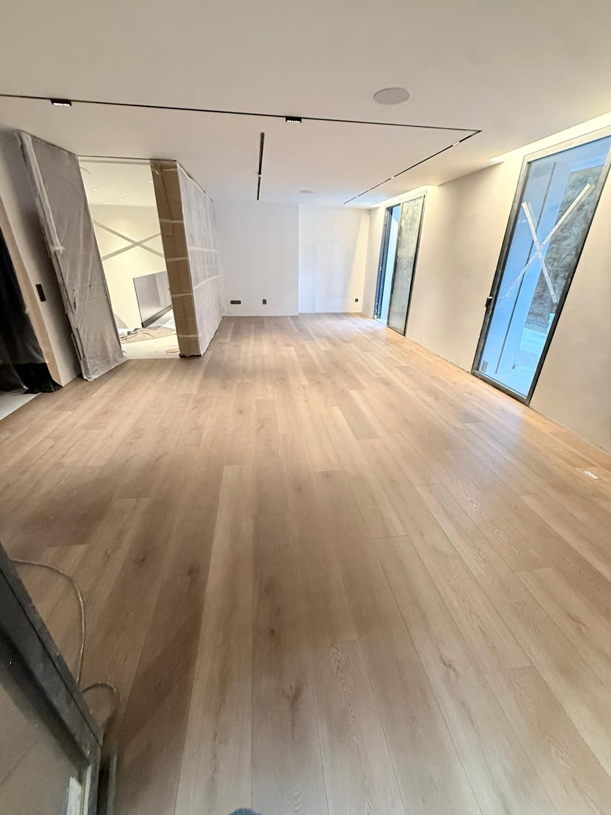 Suelo de tarima instalado en un sal&oacute;n moderno con luz natural