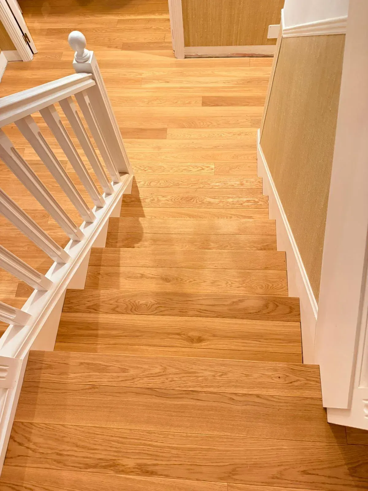 Colocaci&oacute;n de parquet de madera durante la instalaci&oacute;n