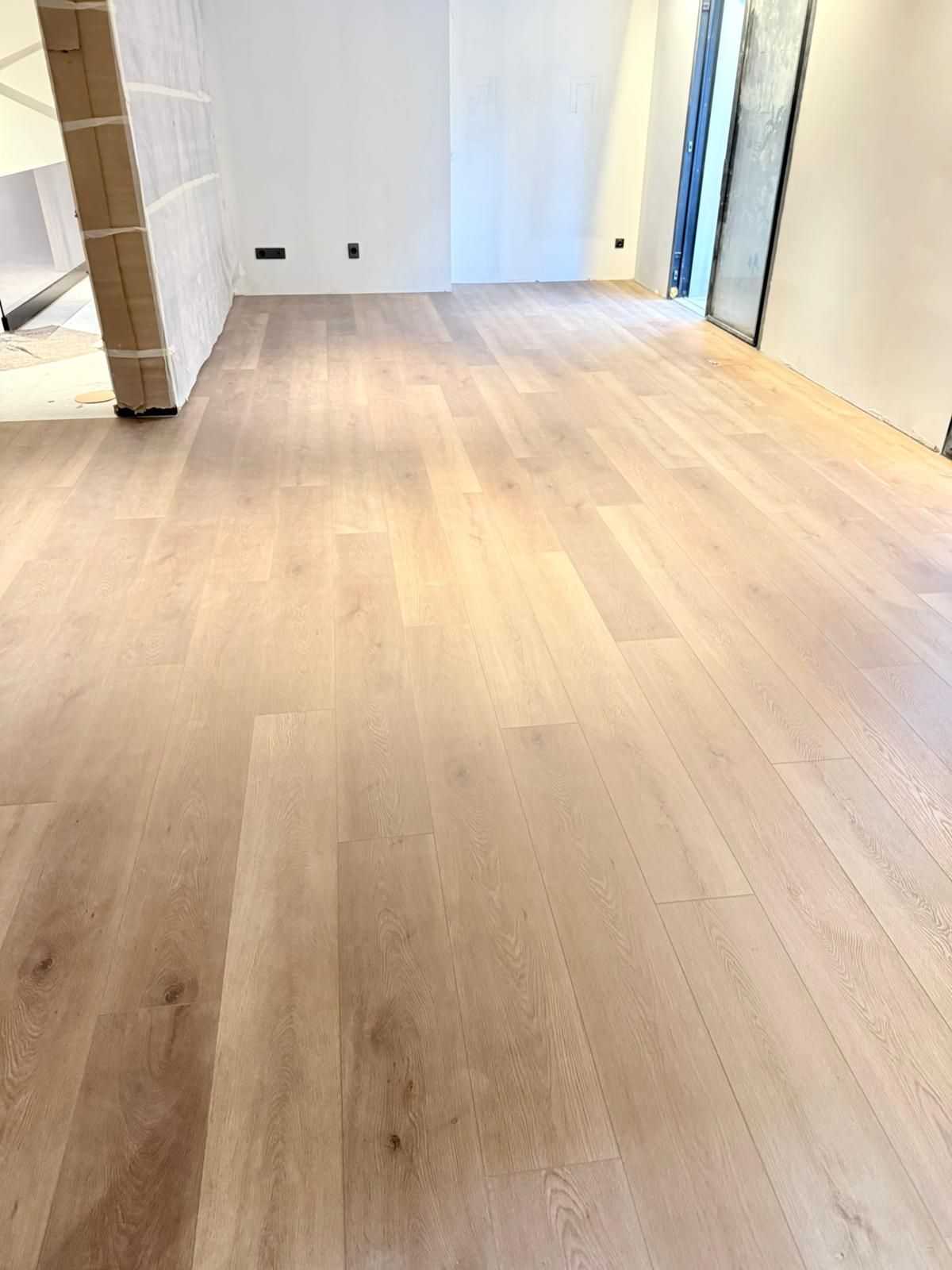 Suelo de parquet en espiga en un interior elegante