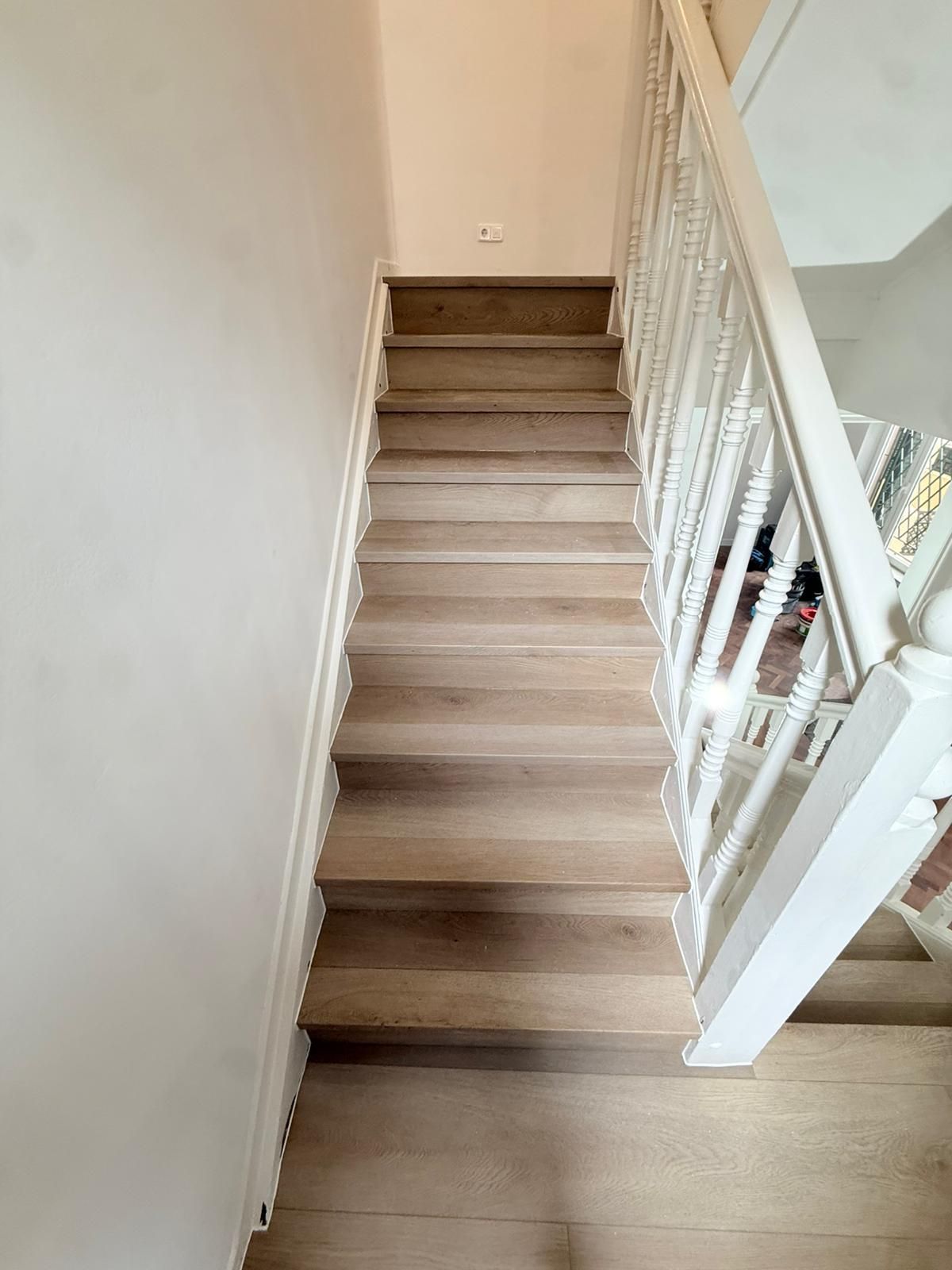 Oficina moderna con suelo de madera para un acabado elegante