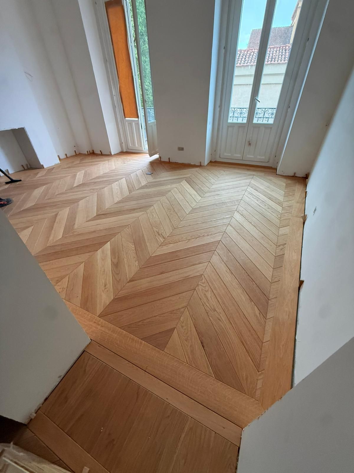 Proceso de instalaci&oacute;n de suelo de madera con herramientas profesionales