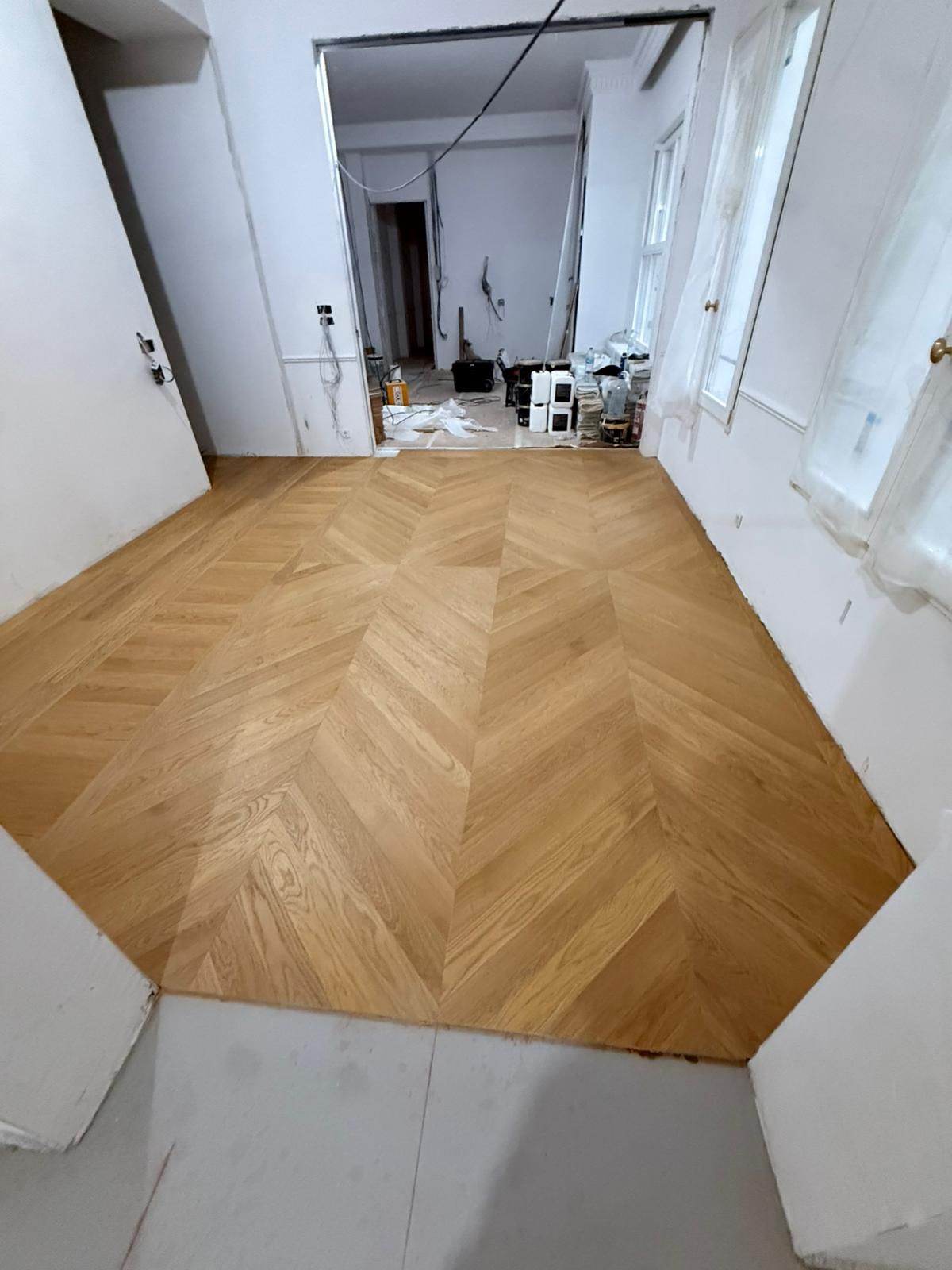 Tarima instalada en una oficina moderna para uso comercial