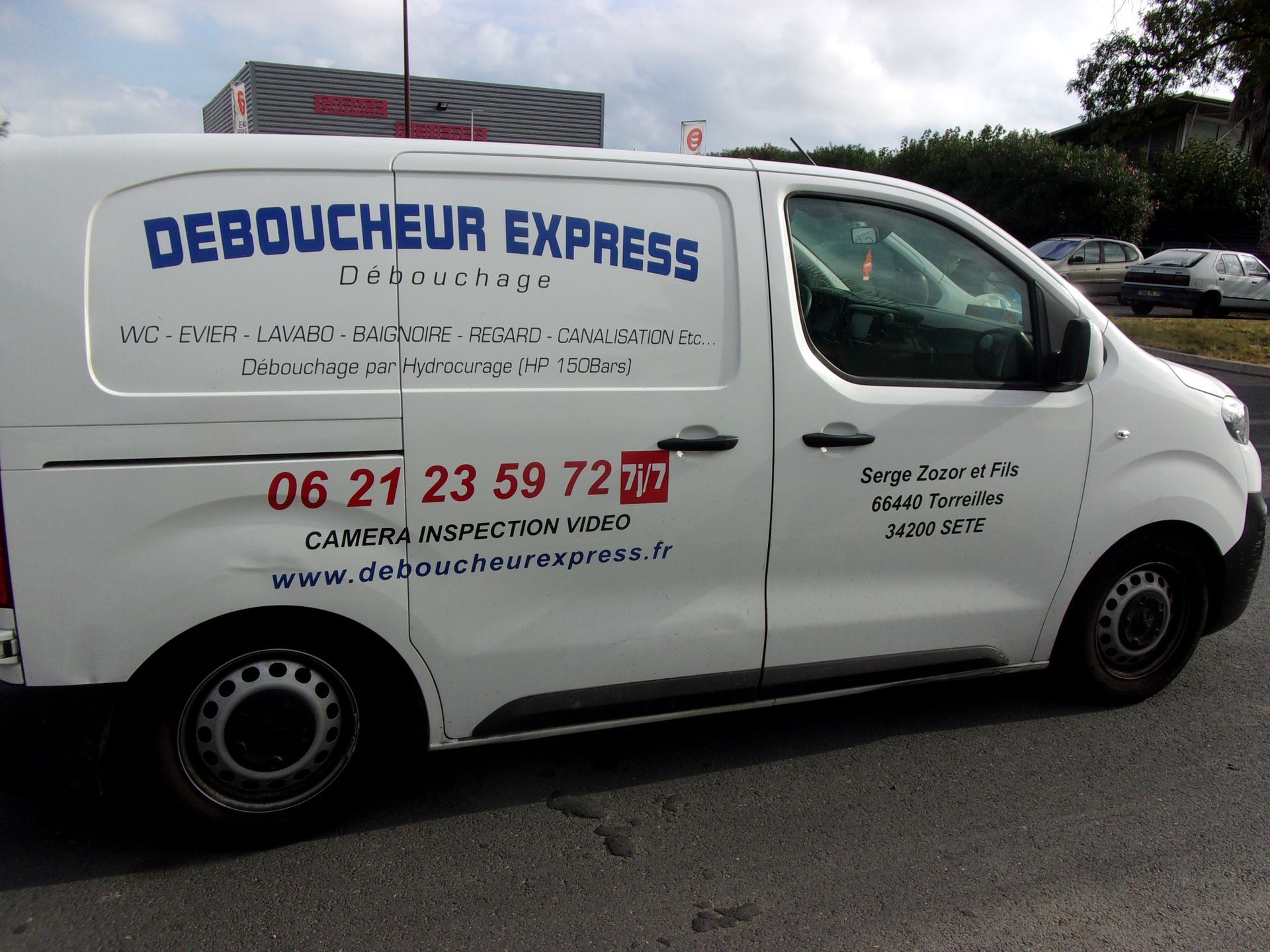 Camion de l'entreprise DÉBOUCHEUR EXPRESS