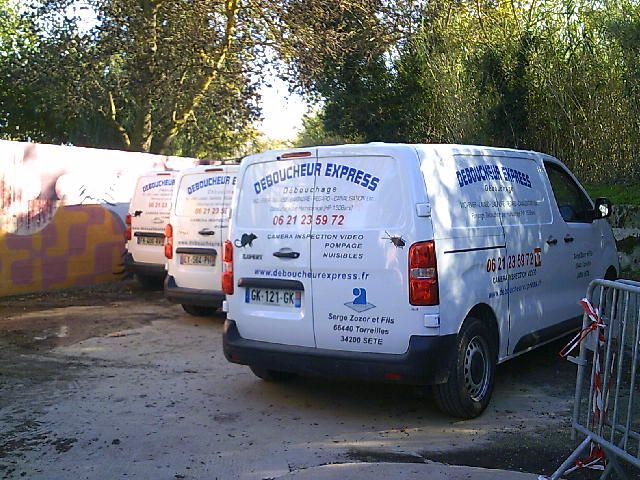 Deux camions de l'entreprise DÉBOUCHEUR EXPRESS
