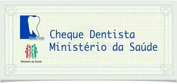 Uma mão estendida em direção a uma cadeira odontológica e lupas cirúrgicas em um consultório limpo e iluminado.