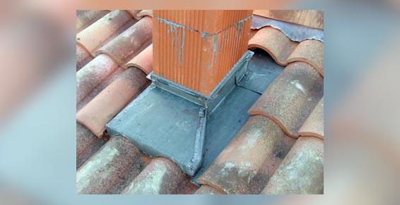 Couverture (entreprises) - raccord tuiles et cheminée en zinc