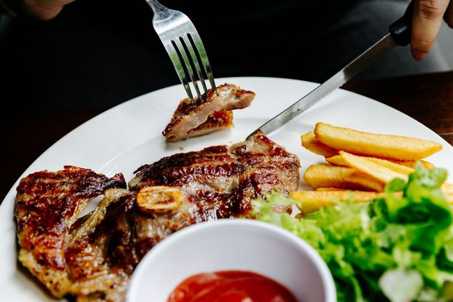 filete de carne en un plato