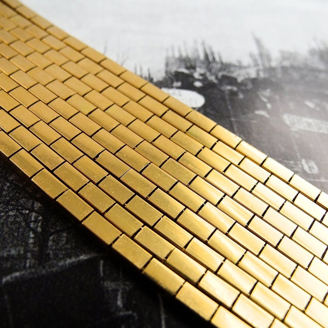 Broche classique avec des fleurs et un cheval, illustrant le charme des bijoux d'époque