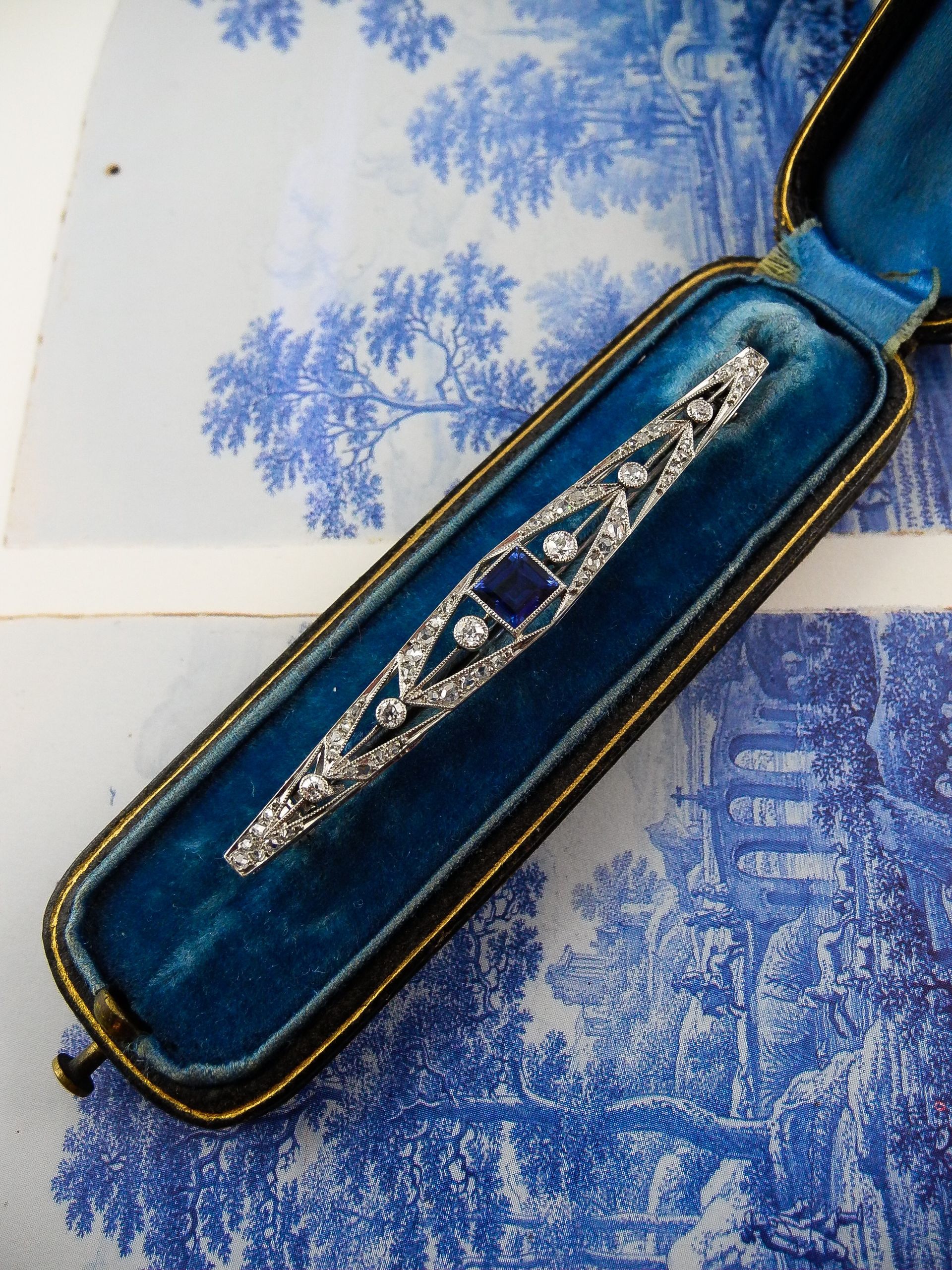 Broche ancienne avec des motifs floraux et un cheval, représentant le style 'Esquisse de bijoux'