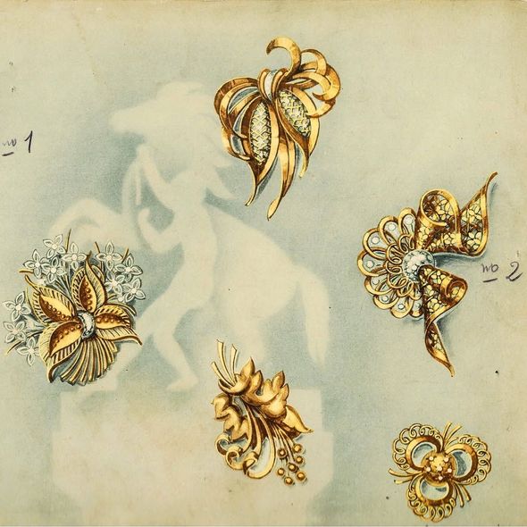 Broche vintage ornée de fleurs et d'un cheval, illustrant l'élégance des bijoux anciens