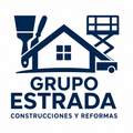 Logo azul de Grupo Estrada Construcciones y Reformas con casa, brocha y elevador de tijera