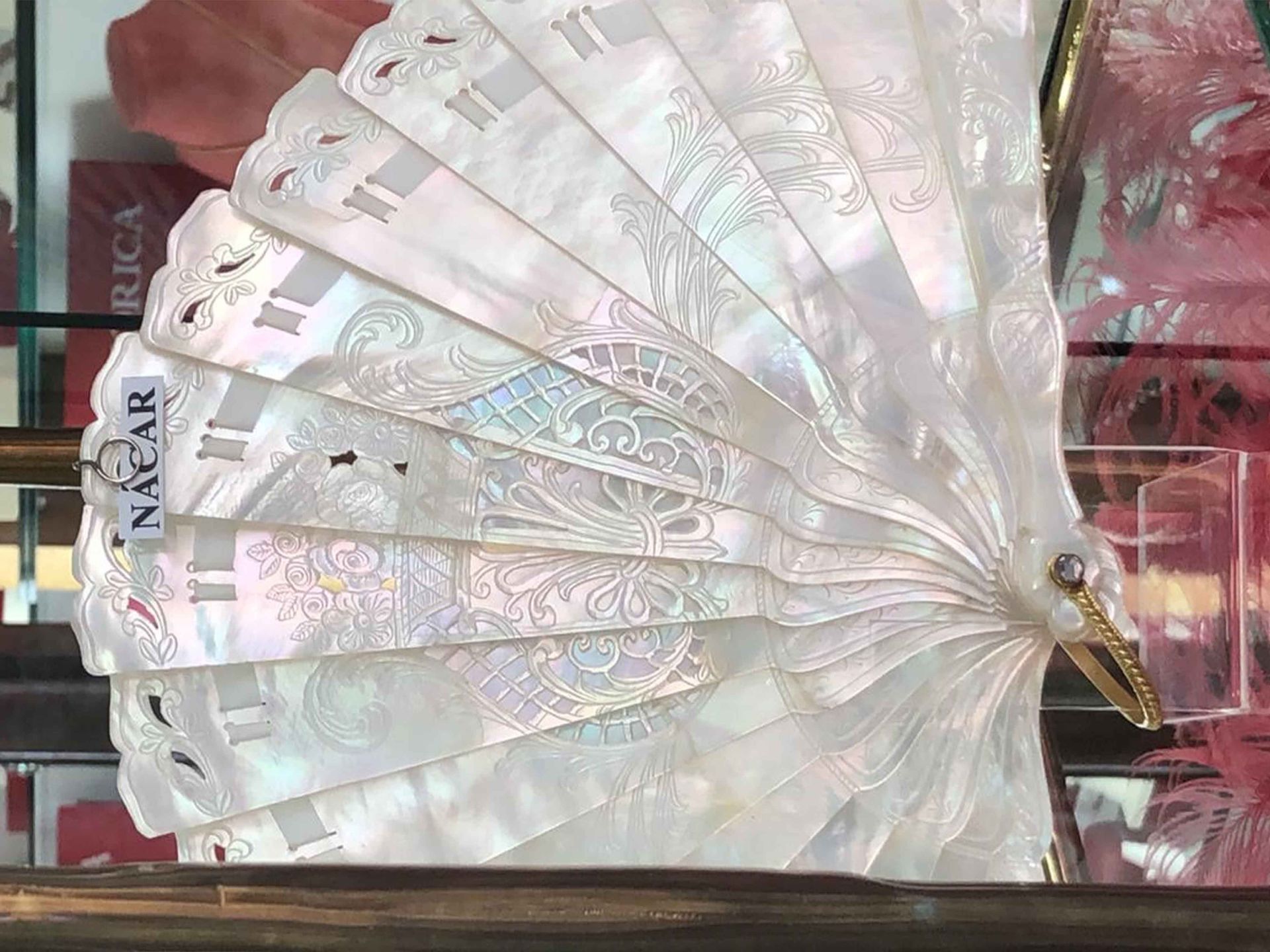 Un abanico blanco con la palabra nagar.