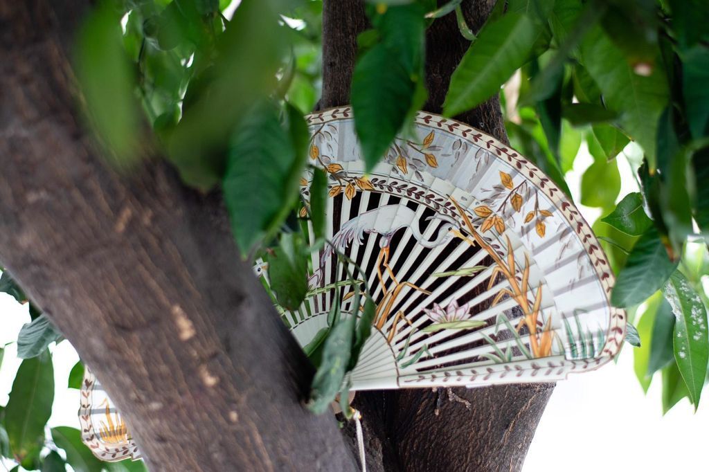 Un ventilador cuelga de la rama de un árbol.