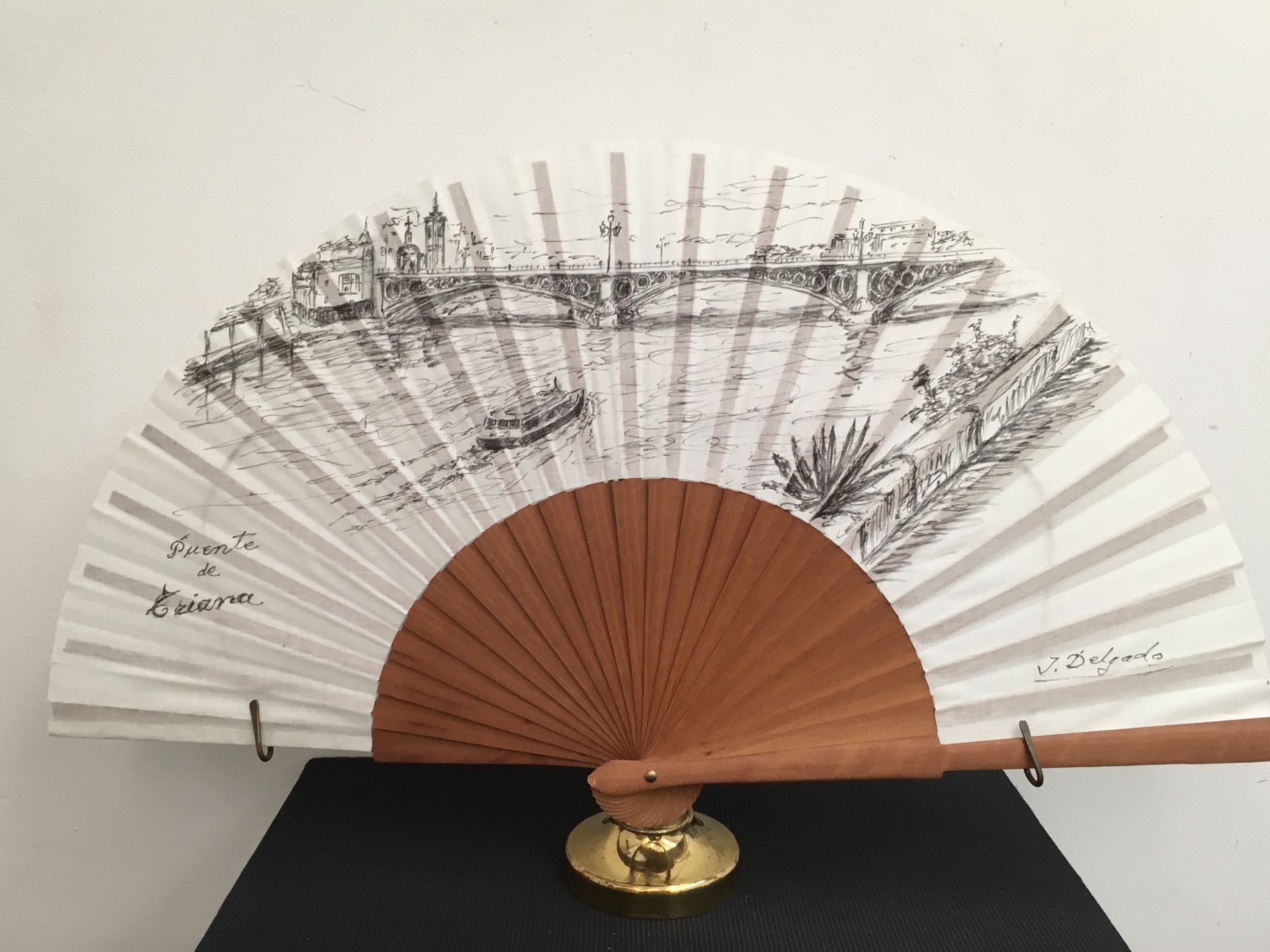 Un abanico con el dibujo de un puente.