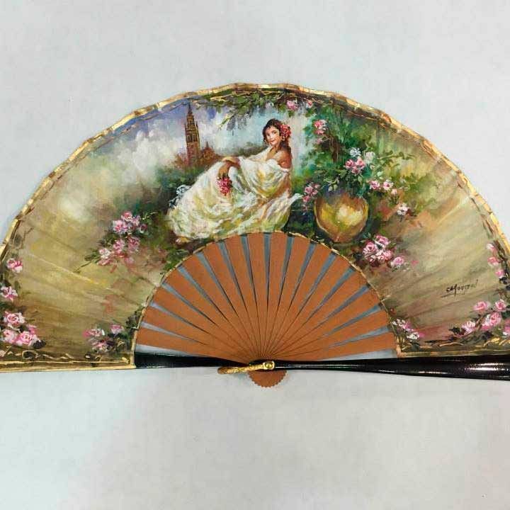 Un abanico con una pintura de una mujer.