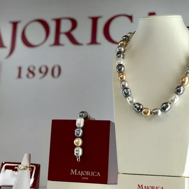 Se exhiben un collar y una pulsera de majorica.