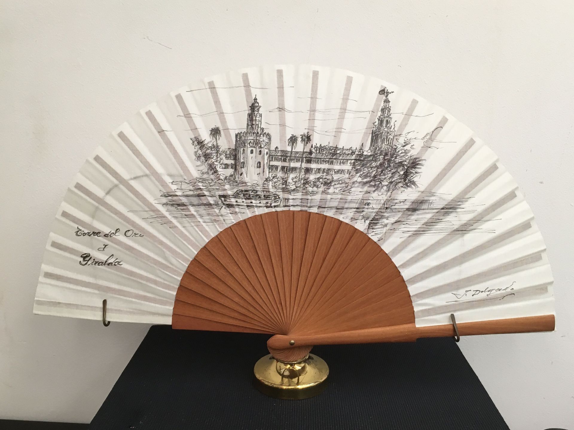 Un abanico con la imagen de un edificio.