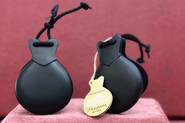 Un par de castañuelas negras con una etiqueta en ellas
