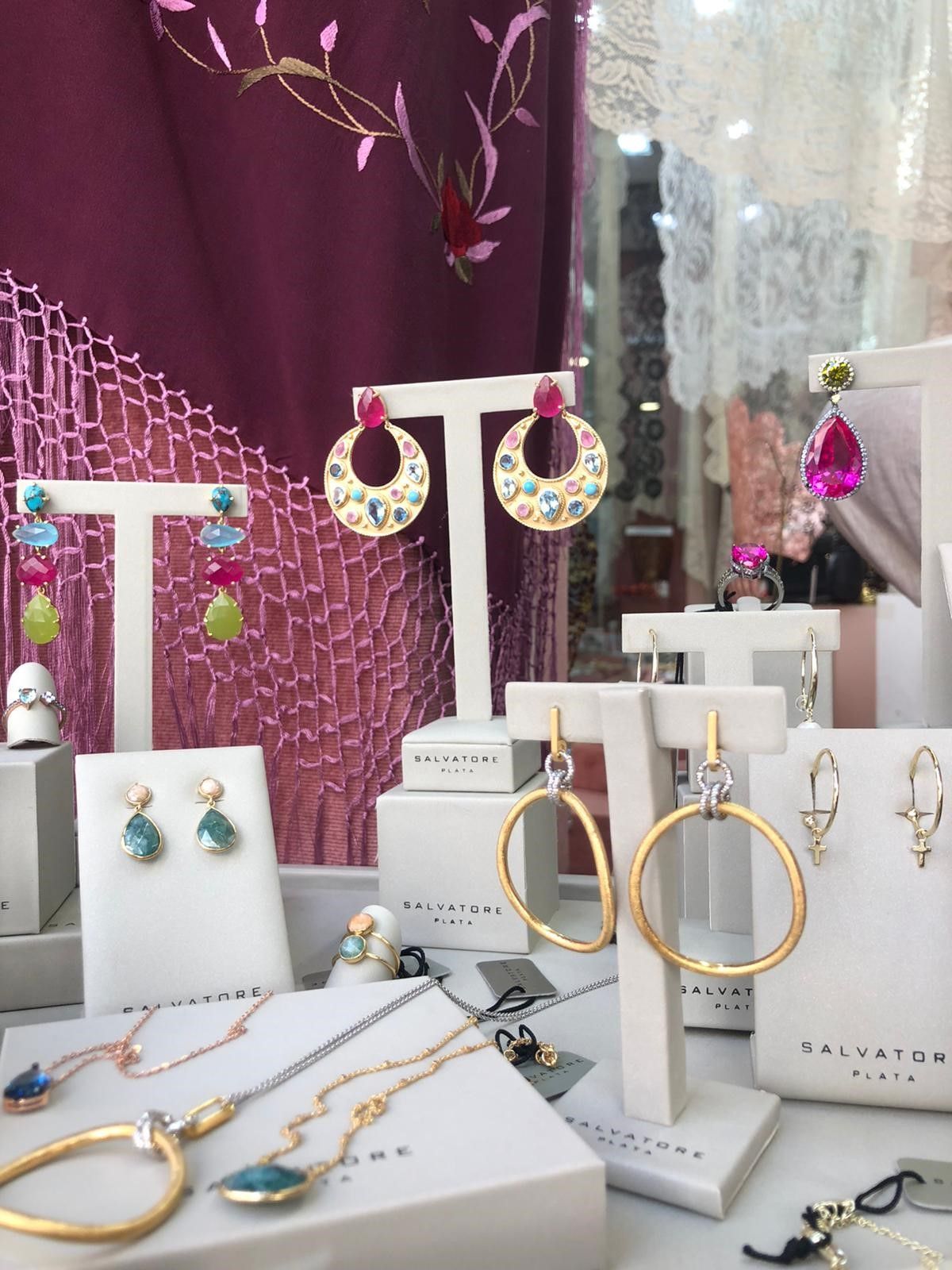 Una exhibición de joyas que incluye aretes, pulseras y anillos.
