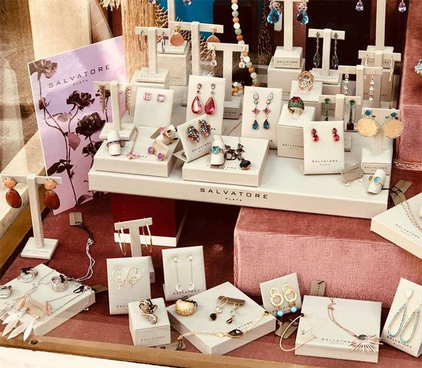 En el escaparate de una tienda se exhiben diversas joyas.