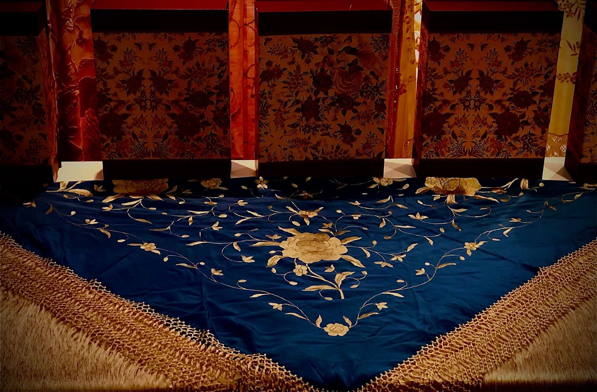 Una tela azul con un bordado dorado