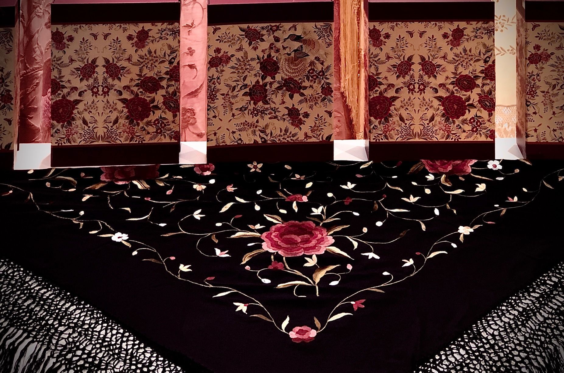 Un chal negro con una rosa roja.