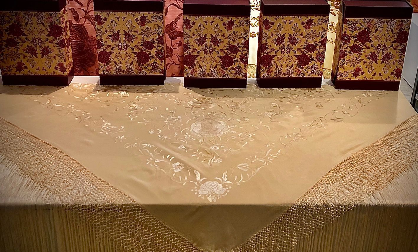 Una mesa con un mantel y cajas encima.