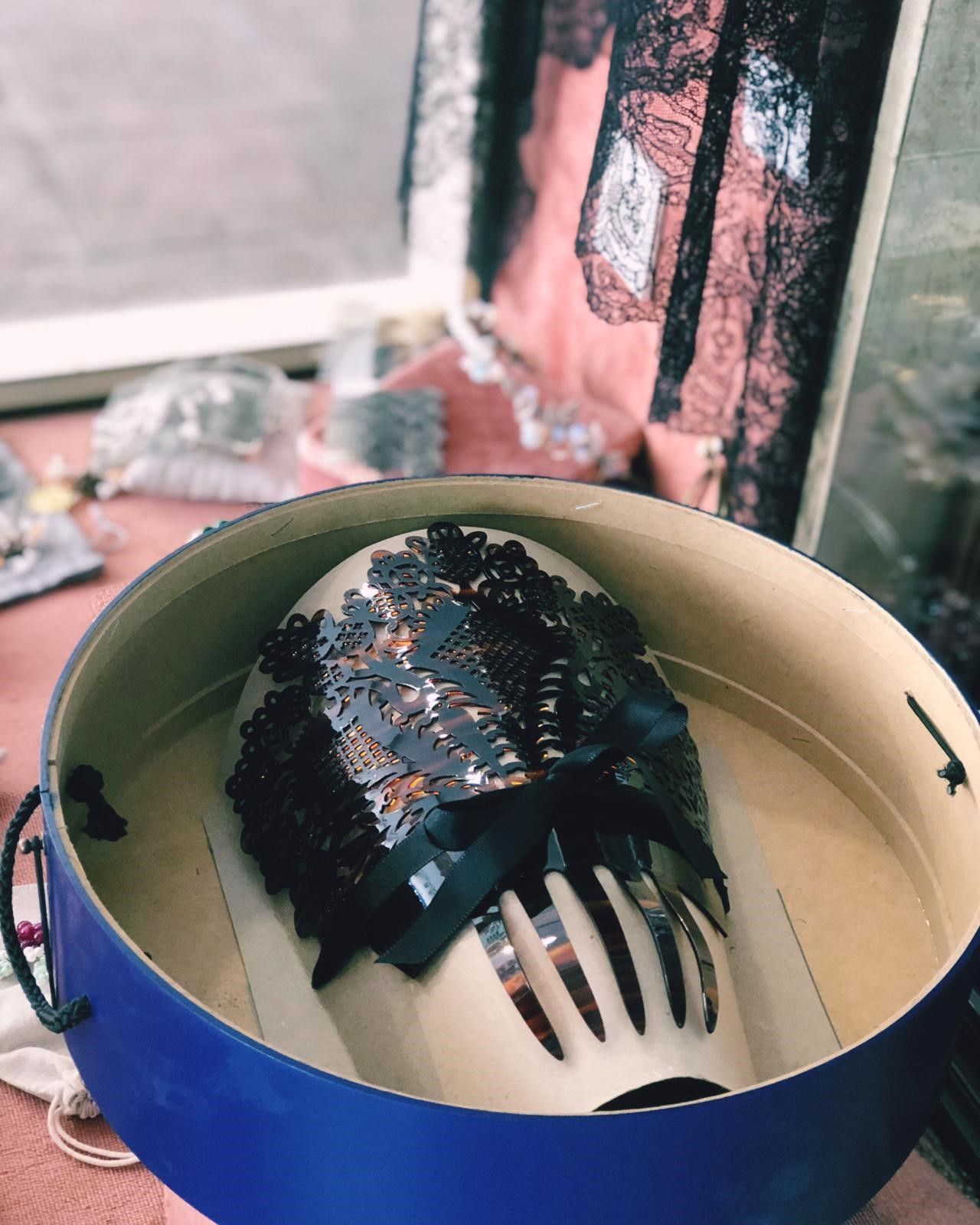 Una caja azul con una máscara dentro