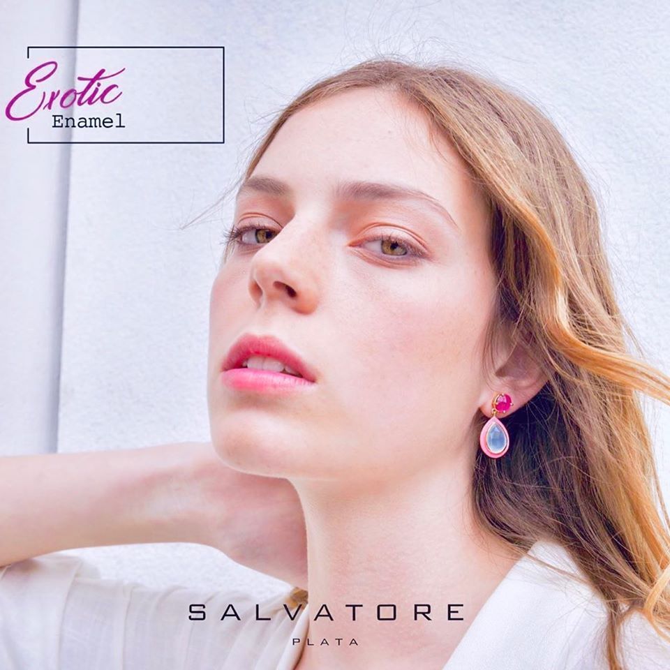 Una mujer con un par de pendientes rosas de Salvatore Plata.