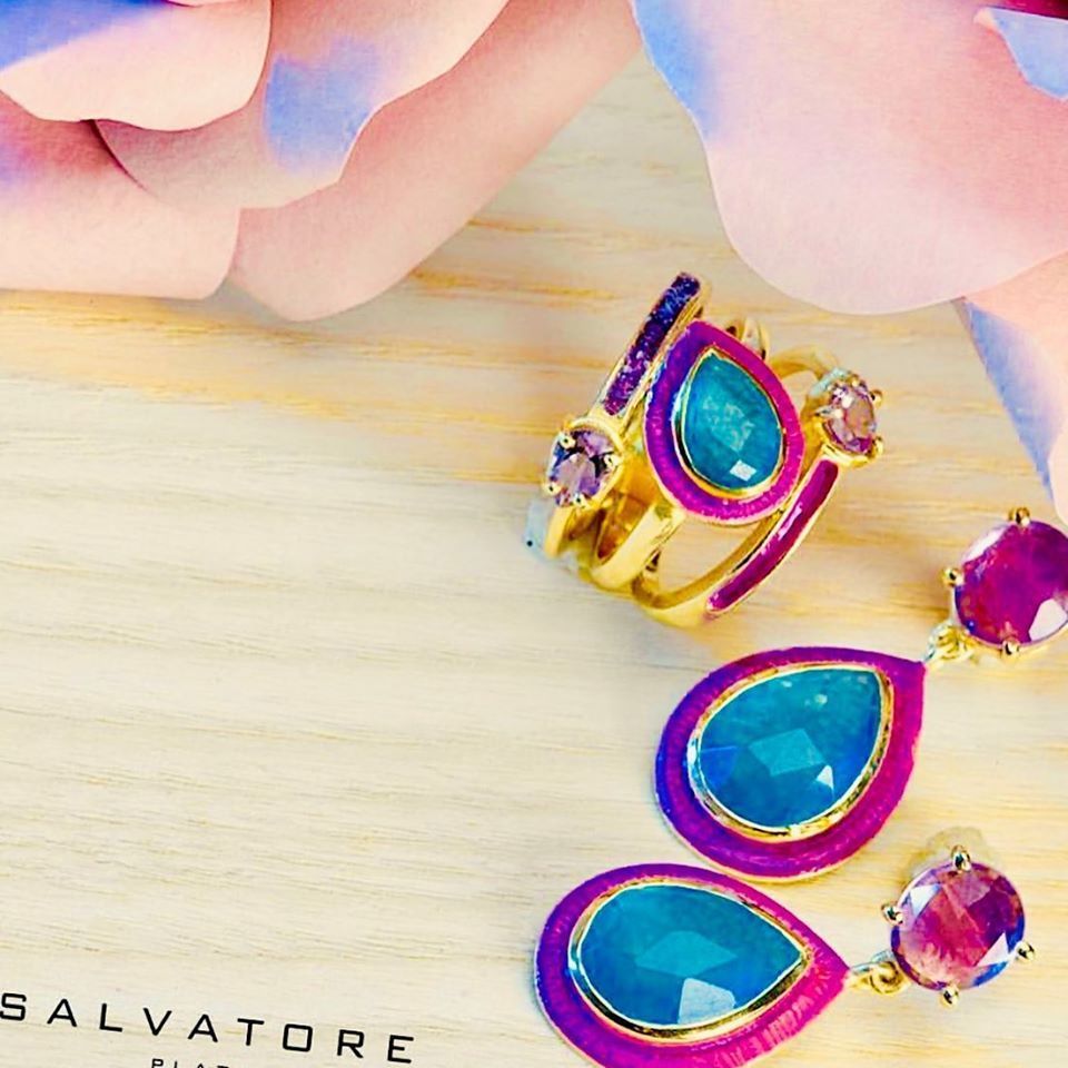 Un par de pendientes y un anillo de Salvatore.