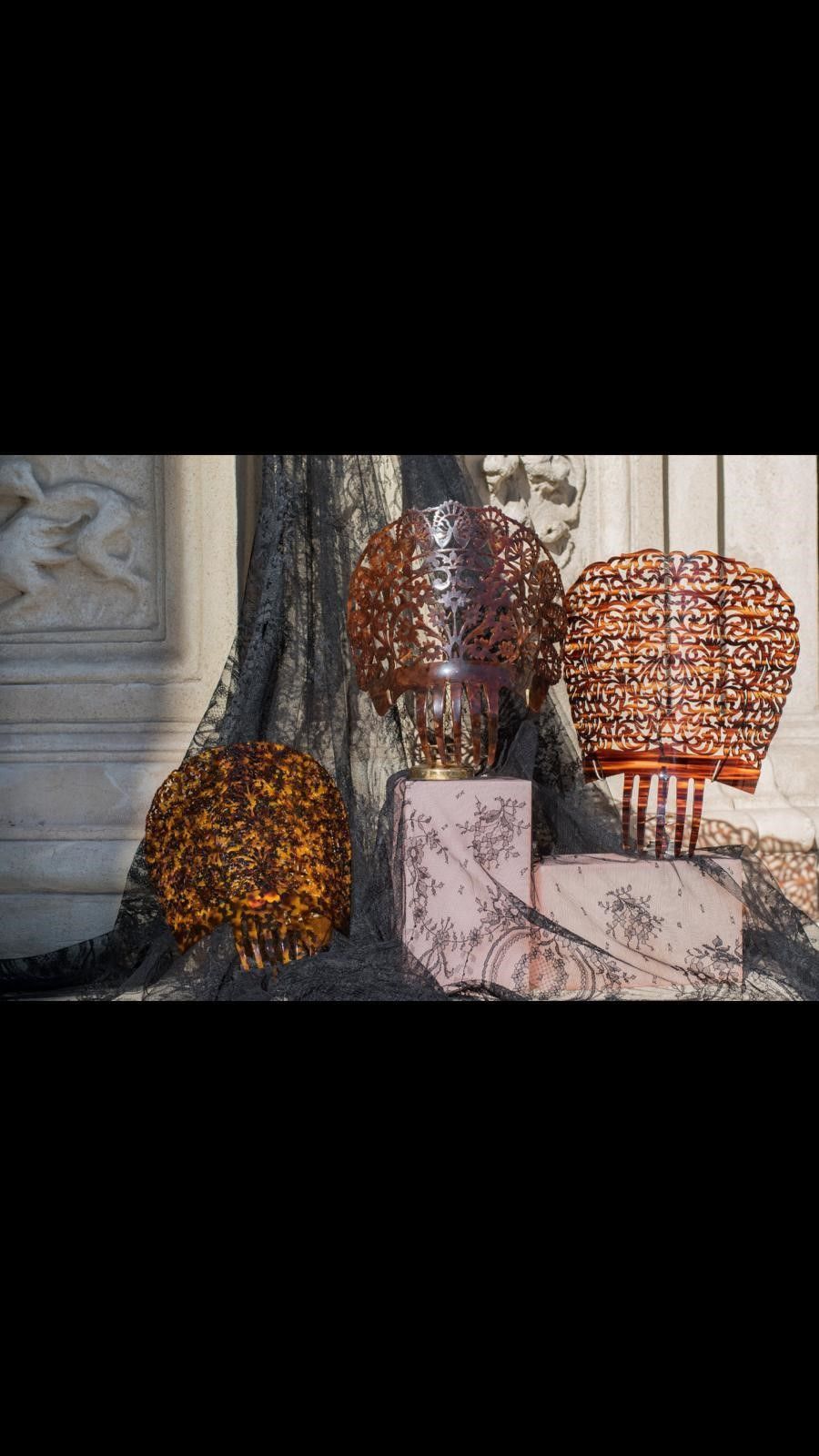 Un grupo de jarrones colocados uno al lado del otro sobre una mesa.