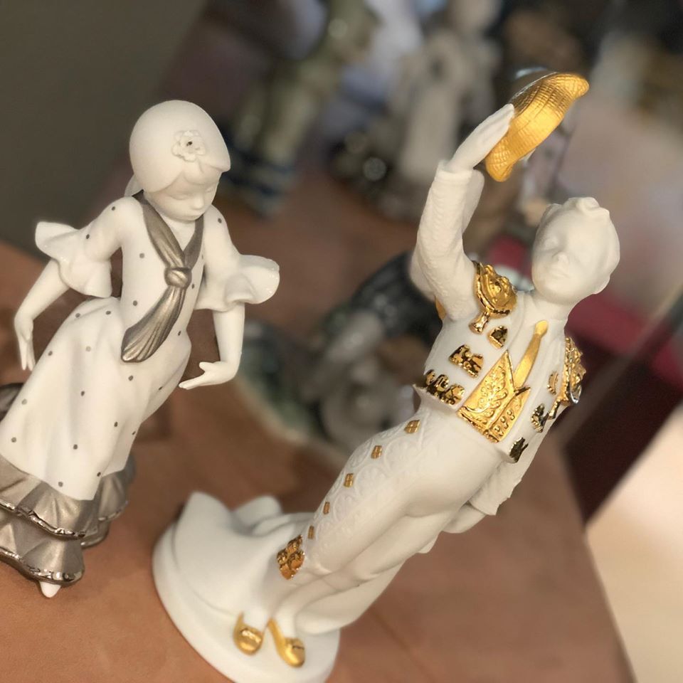 Una estatua de un hombre y una mujer de pie uno al lado del otro.