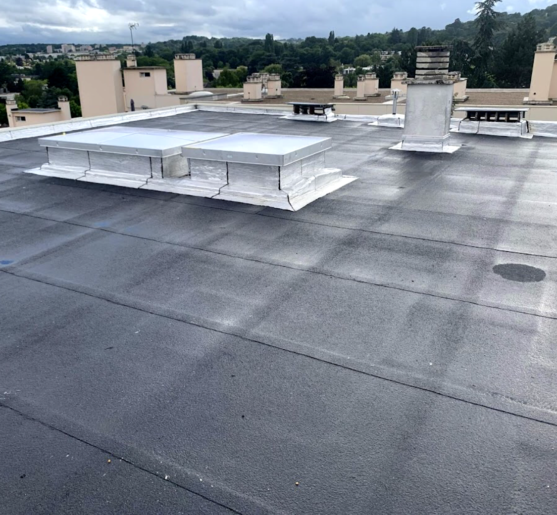 Un toit plat étanché d'un bâtiment