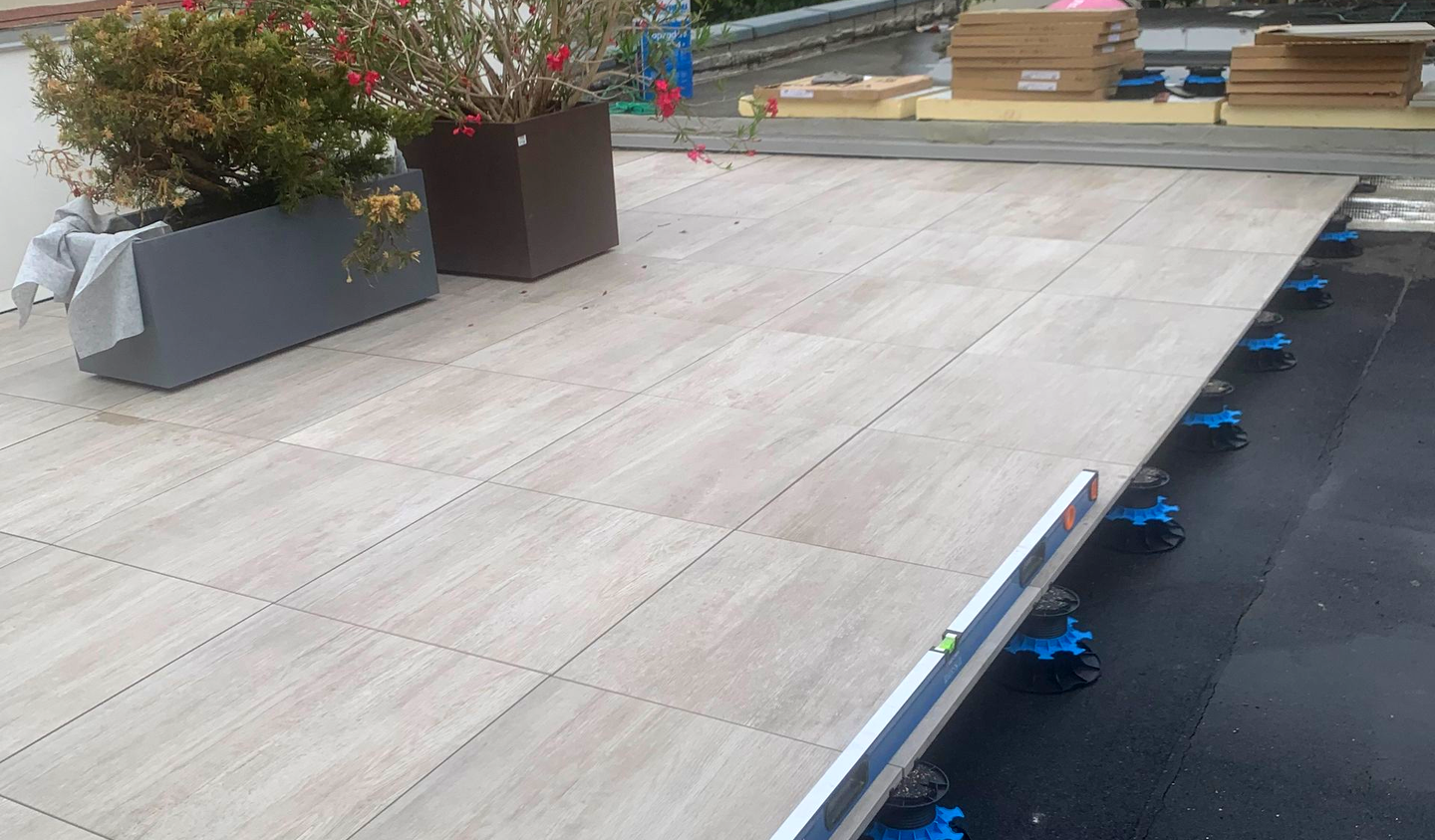 Pose d'un carrelage sur une terrasse étanche