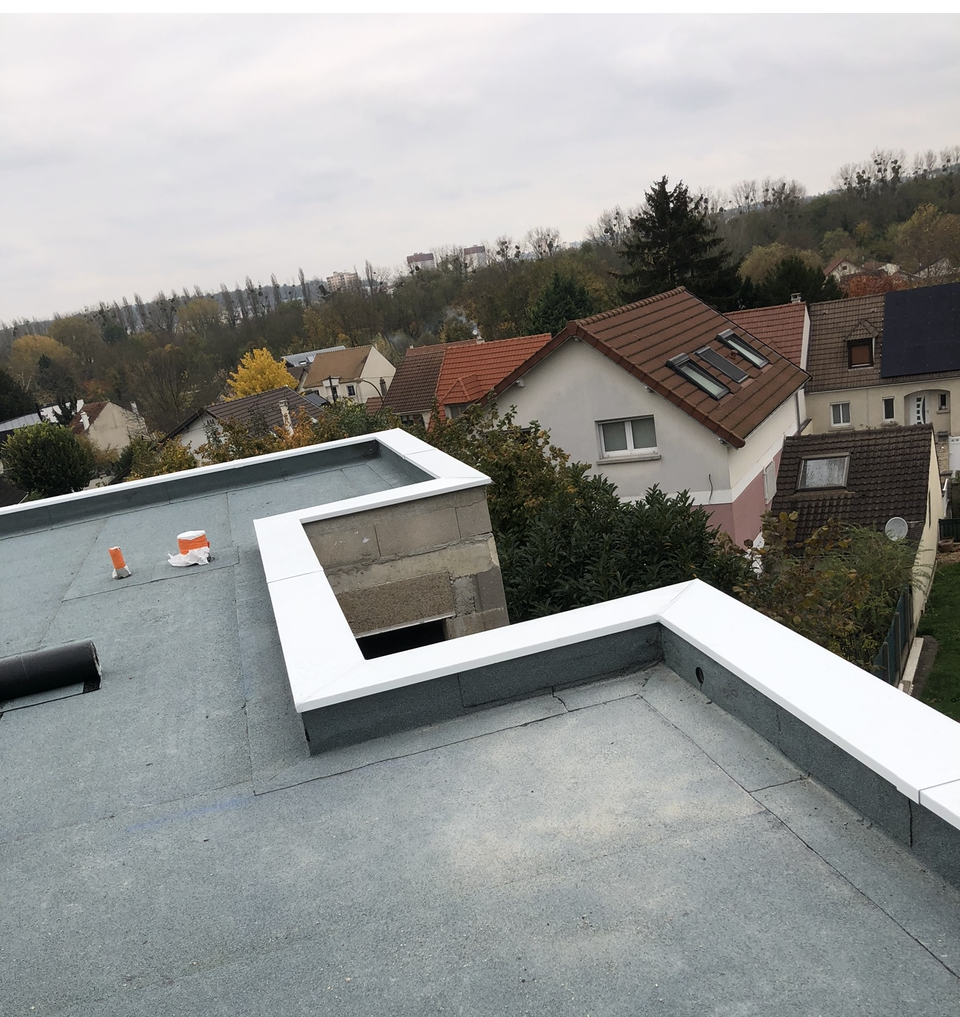 Une texture bitumée sur un toit plat d'un immeuble