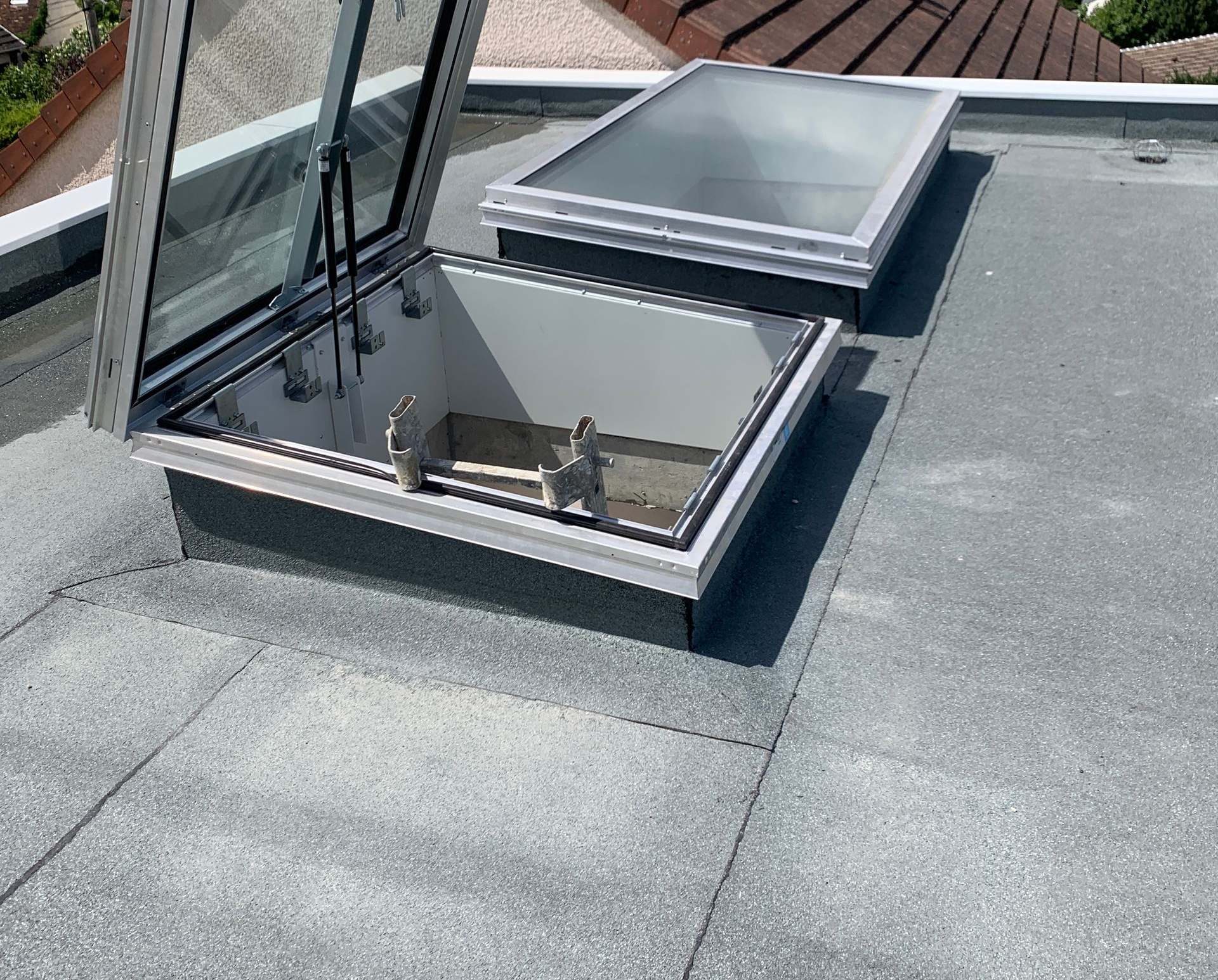 Une matière bitumée pour étancher un toit plat et autour de vasistas