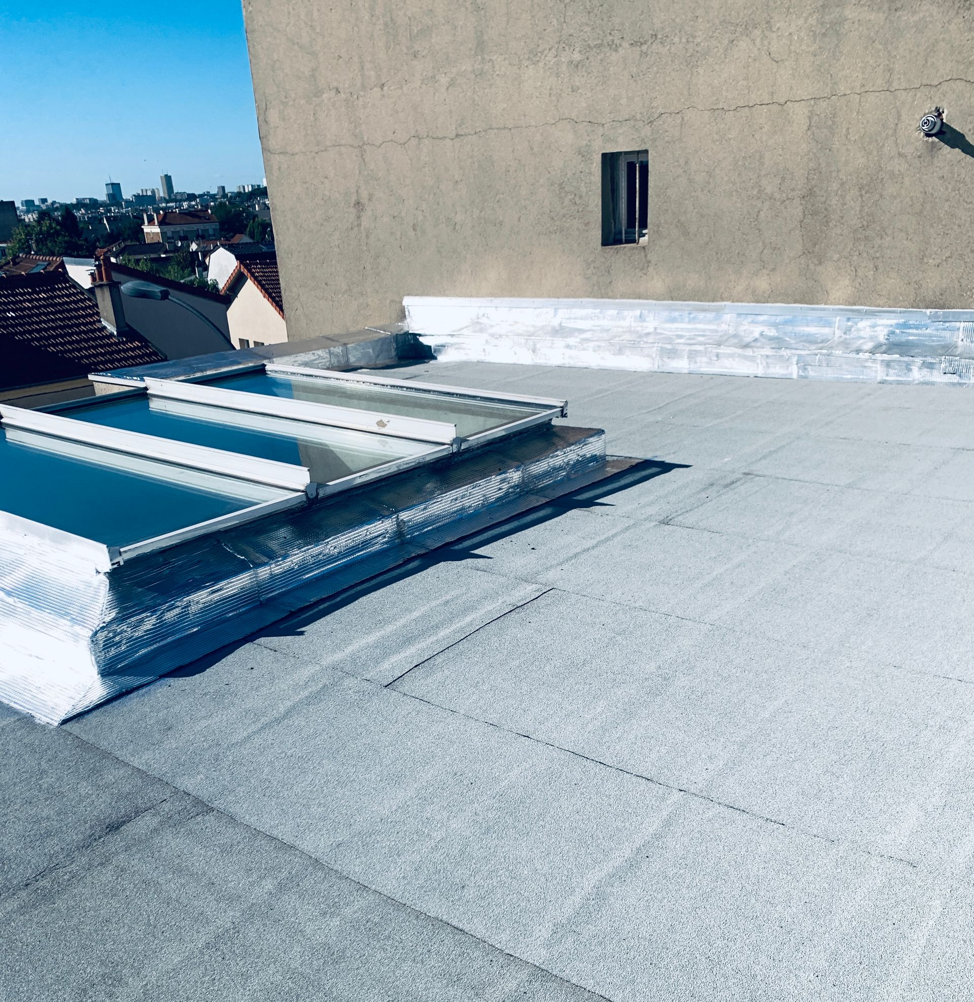 Vue d'un toit plat recouvert d'un revêtement gris texturé